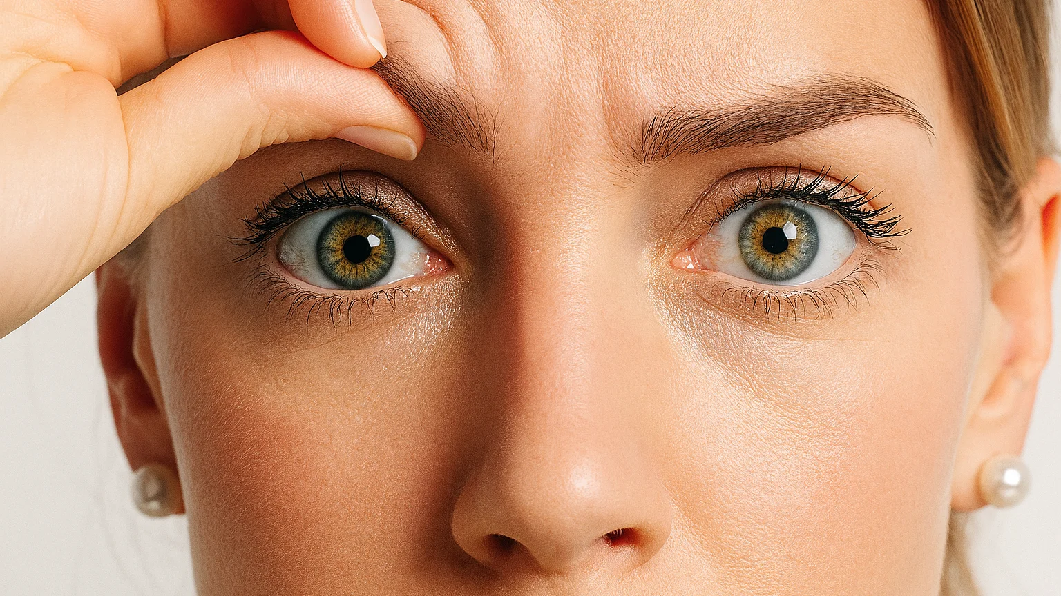 Дергается глаз: почему возникает глазной тик и что с этим делать?